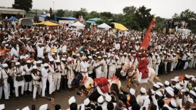 Photo of चांदोबाचा लिंब येथे रिमझीम पावसाच्या सरी अंगावर झेलीत माउली माउली च्या जयघोषात पालखी सोहळ्यातील पहिले उभे नेत्रदीपक रिंगण मोठ्या उत्साहात  संपन्न